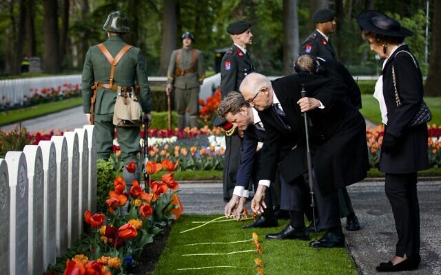 La princesse Margriet des Pays-Bas, le professeur Pieter van Vollenhoven et le prince Pieter-Christiaan déposent une fleur lors de la journée nationale du souvenir militaire au champ d'honneur militaire de Grebbeberg à Rhenen, le 4 mai 2022. (Crédit: Sem van der Wal/variantes sources/AFP) La princesse Margriet des Pays-Bas, le professeur Pieter van Vollenhoven et le prince Pieter-Christiaan déposent une fleur lors de la journée nationale du souvenir militaire au champ d'honneur militaire de Grebbeberg à Rhenen, le 4 mai 2022. (Crédit: Sem van der Wal/variantes sources/AFP)