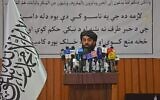 Le porte-parole des Talibans, Zabihullah Mujahid, prenant la parole lors d’une cérémonie pour annoncer certaines des restrictions les plus sévères imposées aux femmes afghanes depuis la prise du pouvoir par les Talibans, leur ordonnant de couvrir entièrement en public, idéalement avec la burqa traditionnelle. (Crédit : Ahmad Sahel Arman/AFP)