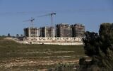 Des travaux de construction dans l’implantation de Givat Zeev, en Cisjordanie, près de Jérusalem, le 10 mai 2022. (Crédit: Ahmad Gharabli/AFP)