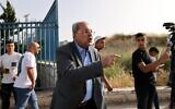 Ahmad Tibi dans le quartier de Beit Hanina à Jérusalem-Est, le 12 mai 2022. (Crédit: Ahmad Gharabli / AFP)