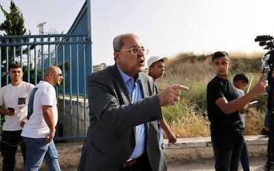Ahmad Tibi dans le quartier de Beit Hanina à Jérusalem-Est, le 12 mai 2022. (Crédit: Ahmad Gharabli / AFP)