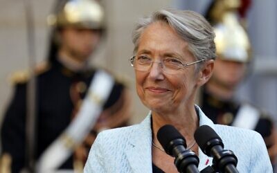 La nouvelle Première ministre française Elisabeth Borne lors de son discours de passation de pouvoir dans la cour de l'hôtel de Matignon, résidence officielle des Premiers ministres français, à Paris, le 16 mai 2022. (Crédit : Ludovic MARIN / POOL / AFP)