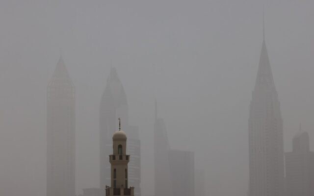 Cette photo prise le 18 mai 2022 montre une vue de la brume obscurcissant la ligne d'horizon de l'émirat de Dubaï, dans le Golfe, avec une mosquée au premier plan, pendant une forte tempête de sable. (Crédit : Giuseppe CACACE / AFP) Cette photo prise le 18 mai 2022 montre une vue de la brume obscurcissant la ligne d'horizon de l'émirat de Dubaï, dans le Golfe, avec une mosquée au premier plan, pendant une forte tempête de sable. (Crédit : Giuseppe CACACE / AFP)