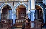 Un pèlerin juif lors du pèlerinage juif annuel à la synagogue de la Ghriba, sur l'île de Djerba, au sud de la Tunisie, le 18 mai 2022. (Crédit : Fethi Belaïd/AFP)