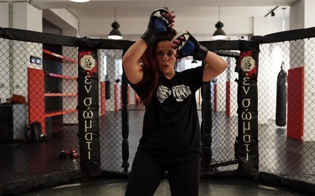 Lina Fayyad, athlète jordanienne d'arts martiaux mixtes (MMA), s'entraîne dans un gymnase de la capitale chypriote Nicosie, le 18 mai 2022. (Crédit : Roy AISS / AFP) Lina Fayyad, athlète jordanienne d'arts martiaux mixtes (MMA), s'entraîne dans un gymnase de la capitale chypriote Nicosie, le 18 mai 2022. (Crédit : Roy AISS / AFP)
