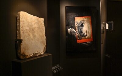 Une photo montre une stèle d'un esclave juif, datée d'environ 300-250 avant notre ère, exposée à l'exposition "Chemins de pierres-histoires de pierres, les inscriptions juives en Grèce", au Musée juif de Grèce, à Athènes, le 17 mai 2022. (Crédit : Louisa GOULIAMAKI / AFP)