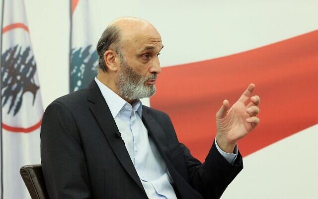 Samir Geagea, chef du parti chrétien Forces libanaises, s'adressant à un journaliste de l'AFP lors d'une interview à sa résidence de Maarab, au nord de la capitale Beyrouth, le 20 mai 2022. (Crédit : Joseph Eid/AFP) Samir Geagea, chef du parti chrétien Forces libanaises, s'adressant à un journaliste de l'AFP lors d'une interview à sa résidence de Maarab, au nord de la capitale Beyrouth, le 20 mai 2022. (Crédit : Joseph Eid/AFP)