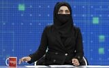 Une présentatrice de Tolo News, Thamina Usmani, se couvre le visage lors d'une émission en direct à la station Tolo TV à Kaboul, le 22 mai 2022. - Les présentatrices des principales chaînes d'information afghanes ont pris l'antenne le 22 mai avec le visage couvert, un jour après avoir défié un ordre des talibans de dissimuler leur apparence à la télévision. (Crédit : Wakil KOHSAR / AFP)