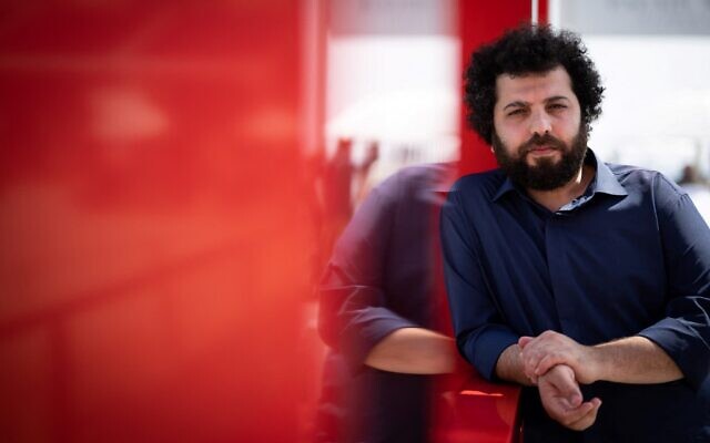 Le réalisateur iranien Saeed Roustayi pose lors d'une séance de portrait en marge de la 75e édition du Festival de Cannes, à Cannes, le 26 mai 2022. (Crédit : LOIC VENANCE / AFP) Le réalisateur iranien Saeed Roustayi pose lors d'une séance de portrait en marge de la 75e édition du Festival de Cannes, à Cannes, le 26 mai 2022. (Crédit : LOIC VENANCE / AFP)