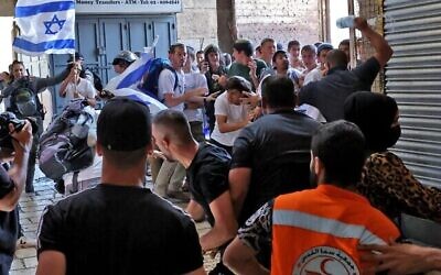 Affrontement entre Palestiniens et Juifs à la porte de Damas, dans la Vieille Ville de Jérusalem, le 29 mai 2022, alors qu’Israël célèbre Yom Yeroushalayim. (Hazem Bader/AFP)