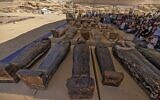 Des sarcophages trouvés dans une cache datant de la période tardive égyptienne sont exposés après leur découverte par une mission dirigée par le Conseil suprême des antiquités d'Égypte, au cimetière de Bubastian dans la nécropole de Saqqara, au sud-ouest de la capitale égyptienne, le 30 mai 2022. (Crédit : Khaled DESOUKI / AFP)