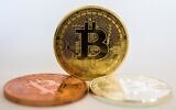 Une représentation visuelle du bitcoin, dans la boutique "Bitcoin Change", à Tel Aviv, le 6 février 2018. (Crédit : Jack Guez/AFP)