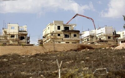 Des travaux de construction dans l'implantation de Rahalim, près du village palestinien de Yatma, au sud de Naplouse, dans le nord de la Cisjordanie, le 13 octobre 2021. (Crédit : Jaafar Ashtiyeh/AFP)