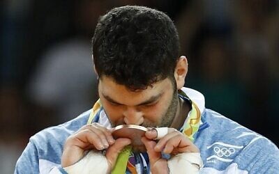 Le médaillé de bronze Or Sasson se réjouit sur le podium du concours de judo masculin des plus de 100 kg, aux Jeux Olympiques de Rio de Janeiro, au Brésil, le 12 août 2016. (Crédit : AFP/Jack Guez)