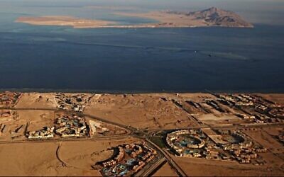 Cette photo prise le 14 janvier 2014 à travers le hublot d'un avion montre les îles Tiran, au premier plan, et Sanafir, au second plan, de la mer Rouge, dans le détroit de Tiran, entre la péninsule égyptienne du Sinaï et l'Arabie saoudite. (Crédit: Stringer/AFP)