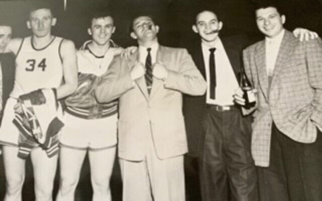 Herbie Cohen, ses joueurs et entraîneurs célèbrent la victoire dans la Ligue européenne de base-ball de l’armée en Allemagne vers 1953. (Crédit : Avec la permission de Rich Cohen)