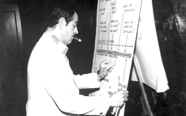 Herbie Cohen schématisant une négociation réussie pour les étudiants vers 1978. (Crédit : Avec l’aimable autorisation de Rich Cohen)