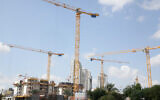 Un chantier de construction de bâtiments résidentiels dans un nouveau quartier de Beer Yaakov, le 26 mars 2020. (Crédit : Flash90)