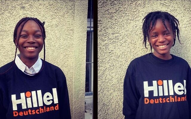 Les étudiantes nigérianes Funke Oluwatosin, à gauche, et Deborah Ologbenla, à droite, posent pour des photos avec des sweat-shirts Hillel. (Crédit : Autorisation du rabbin Jeremy Borovitz/JTA)