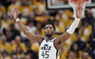 Le gardien du Utah Jazz, Donovan Mitchell (45), réagit aux fans lors de la deuxième mi-temps du quatrième match du premier tour des séries éliminatoires de la NBA contre les Dallas Mavericks, à Salt Lake City, le 23 avril 2022. (Crédit : Rick Bowmer/AP)