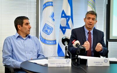 Le ministre des Communications, Yoaz Hendel, et le brigadier-général (retraité) Gaby Portnoy directeur général de la Israel National Cyber Directorate, au cours d'une conférence de presse à Tel Aviv, le 2 mai 2022. (Crédit : Avshalom Sassoni/Flash90)