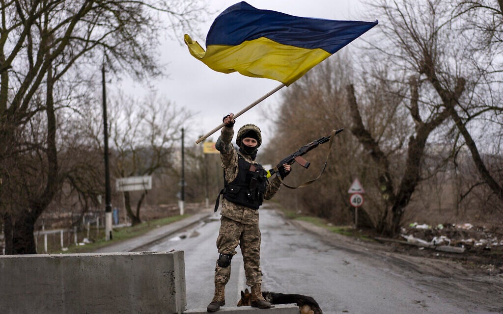 Un soldat ukrainien à un point de contrôle à Bucha, dans la banlieue de Kiev, en Ukraine, le 2 avril 2022. (Crédit : Rodrigo Abd/AP)