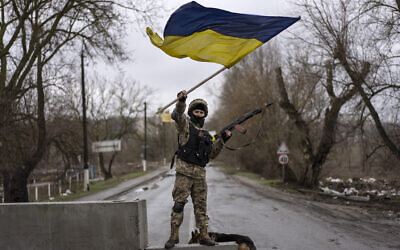 Un soldat ukrainien à un point de contrôle à Bucha, dans la banlieue de Kiev, en Ukraine, le 2 avril 2022. (Crédit : Rodrigo Abd/AP)