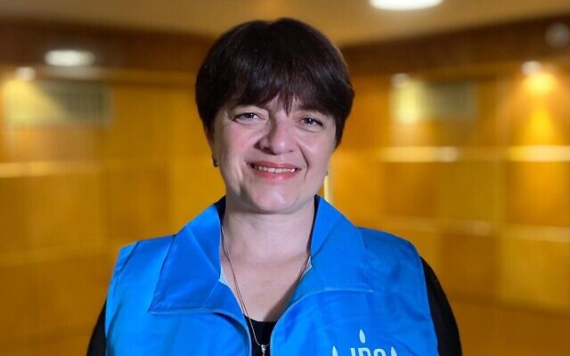 Elizaveta Sherstuk, directrice d'une organisation juive ukrainienne dans la ville de Sumy, est l'une des 12 personnes choisies pour allumer des flambeauxpour marquer le début de Yom HaAtsmaout, sur une photo non datée. (Crédit : Jewish Distribution Committee)