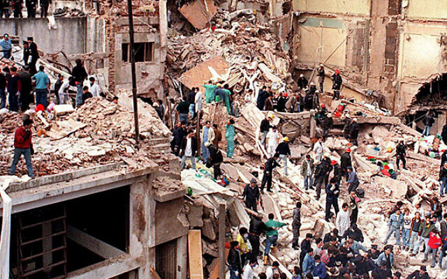 Les conséquences de l'attentat à la bombe à l’Argentine Israelite Mutual Association (AMIA) à Buenos Aires, Argentine, le 18 juillet 1994. (Crédit : AFP)