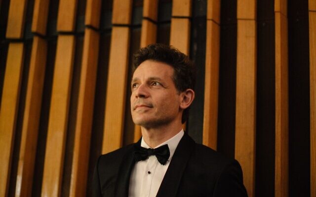 Daniel Burman, réalisateur de la série Amazon Prime Video "Yosi, the Regretful Spy" à la Berlinale, février 2022. (Crédit : Stefanie Schmid-Rincon)