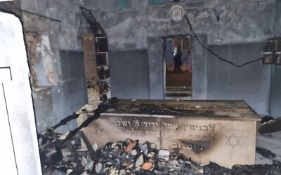 Constatation des dégâts dans un sanctuaire, considéré par certains comme le lieu de sépulture de Benjamin de la Bible, fils de Jacob, suite à un incendie près de la ville de Kfar Saba, le 6 mai 2022. (Crédit : Police israélienne)