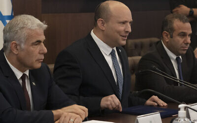 Le Premier ministre Naftali Bennett, au centre, fait une déclaration au début de la réunion hebdomadaire du cabinet, assis à côté du ministre des Affaires étrangères Yair Lapid, à gauche, à Jérusalem, dimanche 8 mai 2022. (Crédit : Maya Alleruzzo/AP)