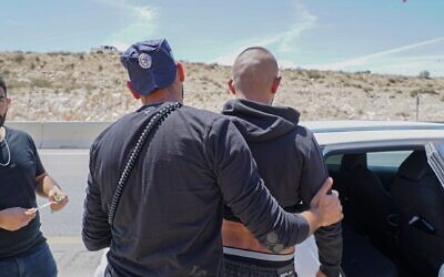 La police arrête un Palestinien entré illégalement en Israël, 20 mai 2022 (Crédit : Police israélienne)