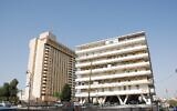 Le Centre Amir dans le centre de Jérusalem, en juin 2010. Construit en 1961, sa démolition est prévue pour 2022. (Crédit: Sir kiss - Own work, Public Domain/Wikimedia Commons)