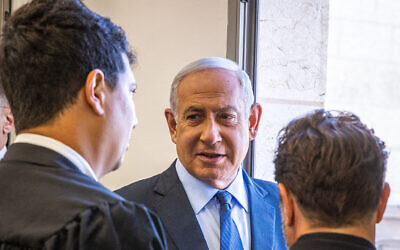 Benjamin Netanyahu arrive pour son procès au Tribunal de district à Jérusalem, le 10 mai 2022 (Crédit : Oren Ben Hakoon/POOL)
