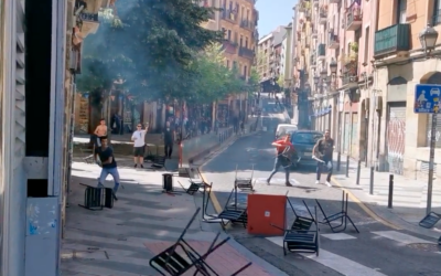Des supporters de basketball israéliens et espagnols se bagarrent à Bilbao, le 8 mai 2022. (Crédit : Capture d'écran/ Twitter)