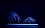 Illustration : Une personne tapant sur un clavier. (Crédit : Techa Tungateja/iStock/Getty Images)