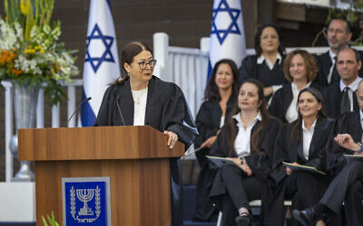 La présidente de la Cour suprême, Esther Hayut, s'exprimant lors d'une cérémonie de prestation de serment des juges nouvellement nommés à la résidence du président à Jérusalem, le 9 mai 2022. (Crédit : Olivier Fitoussi/Flash90)