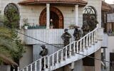 Des soldats israéliens effectuent un raid au domicile d'un terroriste palestinien accusé d'avoir commis une attaque à la hache dans la ville centrale d'Elad deux jours auparavant dans la ville de Rummanah, près de la ville de Jenin, en Cisjordanie, le 8 mai 2022. (Crédit : JAAFAR ASHTIYEH/AFP)