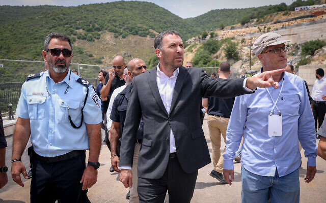 Avant la fête de Lag BaOmer, le chef de la police du district nord, Shimon Lavi, à gauche, et le vice-ministre des Affaires religieuses, Matan Kahana, au centre, lors d'une visite au tombeau de Rabbi Shimon Bar Yochai, à Meron, dans le nord d'Israël, le 16 mai 2022. (David Cohen/Flash90) Avant la fête de Lag BaOmer, le chef de la police du district nord, Shimon Lavi, à gauche, et le vice-ministre des Affaires religieuses, Matan Kahana, au centre, lors d'une visite au tombeau de Rabbi Shimon Bar Yochai, à Meron, dans le nord d'Israël, le 16 mai 2022. (David Cohen/Flash90)