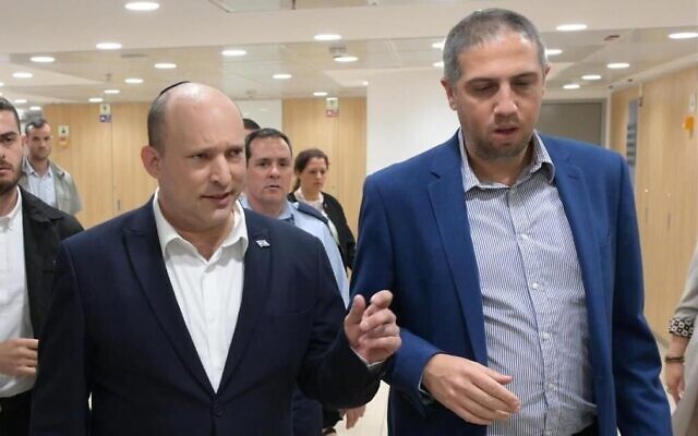 Le Premier ministre Naftali Bennett (à gauche) et le chef de cabinet Tal Gan-Zvi (Crédit : Kobi Gideon/GPO) Le Premier ministre Naftali Bennett (à gauche) et le chef de cabinet Tal Gan-Zvi (Crédit : Kobi Gideon/GPO)