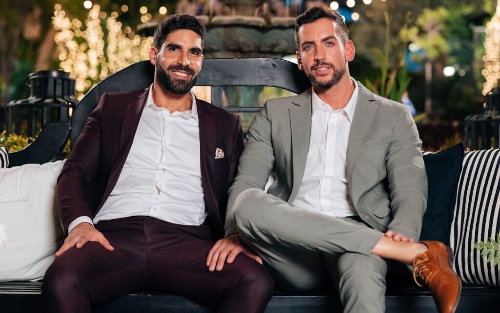 Guy (à gauche) et Matan, le premier couple gay à apparaître dans l'émission de téléréalité israélienne "Married at first sight". (Crédit : Denis Butnaru/Keshet) Guy (à gauche) et Matan, le premier couple gay à apparaître dans l'émission de téléréalité israélienne "Married at first sight". (Crédit : Denis Butnaru/Keshet)