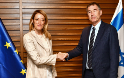 La présidente du Parlement européen Roberta Metsola (à gauche) serre la main du député Yisrael Beytenu Yossi Shain après son arrivée en Israël le 22 mai 2022. (Crédit : Autorisation)