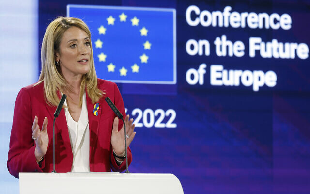 La présidente du Parlement européen, Roberta Metsola, prononçant un discours lors de la Conférence sur l'avenir de l'Europe, à Strasbourg, dans l'est de la France, le 9 mai 2022. (Crédit : Jean-Francois Badias/AP) La présidente du Parlement européen, Roberta Metsola, prononçant un discours lors de la Conférence sur l'avenir de l'Europe, à Strasbourg, dans l'est de la France, le 9 mai 2022. (Crédit : Jean-Francois Badias/AP)