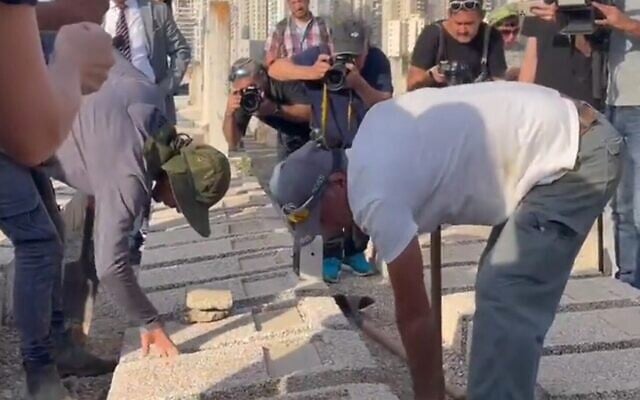 Capture d'écran de la vidéo de l'exhumation d'Uziel Houri, le fils d'immigrants yéménites, dont la famille rejette les documents officiels indiquant qu'il est mort de maladie alors qu'il était bébé en 1952. La tombe a été ouverte à Petah Tikva, le 23 mai 2022. (Crédit : Capture d'écran/Twitter) Capture d'écran de la vidéo de l'exhumation d'Uziel Houri, le fils d'immigrants yéménites, dont la famille rejette les documents officiels indiquant qu'il est mort de maladie alors qu'il était bébé en 1952. La tombe a été ouverte à Petah Tikva, le 23 mai 2022. (Crédit : Capture d'écran/Twitter)
