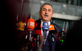 Le ministre turc des Affaires étrangères, Mevlut Cavusoglu, lors d'une réunion des ministres des Affaires étrangères de l'OTAN au siège de l'organisation, à Bruxelles, le 6 avril 2022. (Crédit : Virginia Mayo/AP)