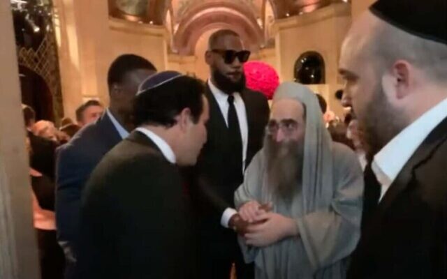LeBron James tient la main du rabbin Yoshiyahu Yosef Pinto lors du mariage de Jeffrey Schottenstein à New York, le 22 mai 2022. (Crédit : Capture d'écran/YouTube/Jewish Insider) LeBron James tient la main du rabbin Yoshiyahu Yosef Pinto lors du mariage de Jeffrey Schottenstein à New York, le 22 mai 2022. (Crédit : Capture d'écran/YouTube/Jewish Insider)
