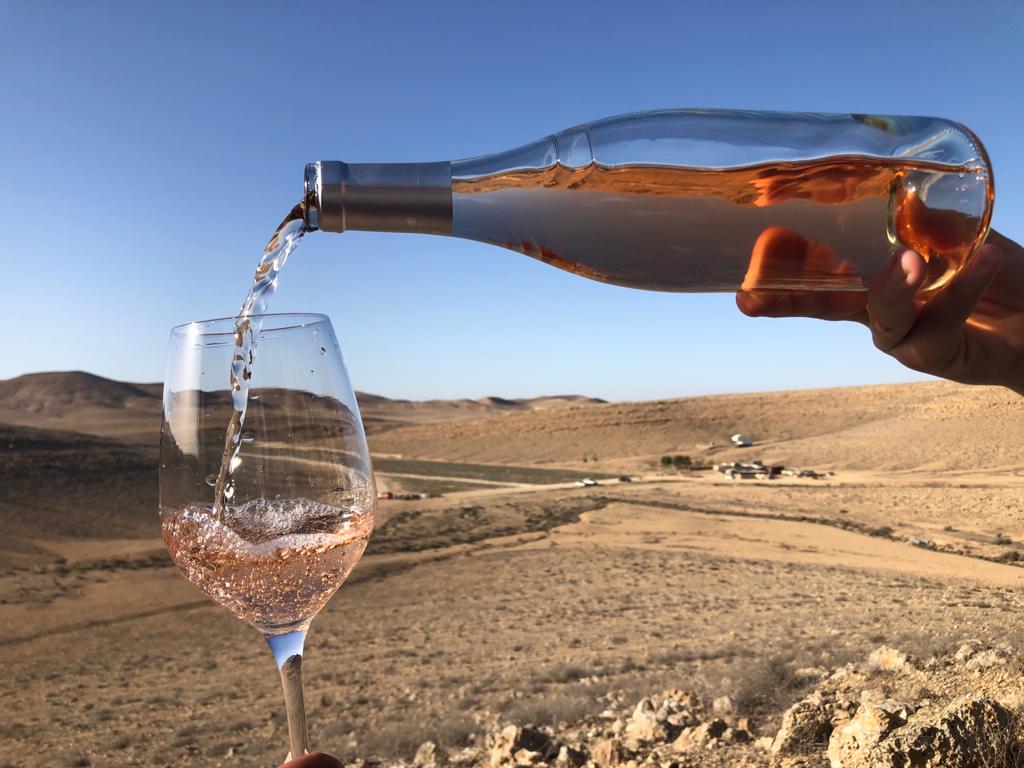 Un rosé de Nana Estate Winery dans l'improbable terroir désertique de ce vignoble du Neguev. (Crédit : Nana Winery) Un rosé de Nana Estate Winery dans l'improbable terroir désertique de ce vignoble du Neguev. (Crédit : Nana Winery)