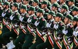 Illustration : Des membres du Corps des Gardiens de la révolution islamique d'Iran (CGRI) lors du défilé militaire annuel marquant l'anniversaire du déclenchement de la guerre dévastatrice de 1980-1988 avec l'Irak de Saddam Hussein, à Téhéran, le 22 septembre 2018. (Crédit : Stringer/AFP)