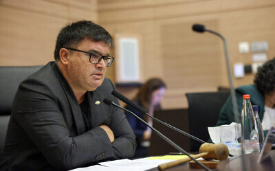 Le député Kakhol lavan Michael Biton présidant une réunion de la commission économique de la Knesset le 25 mai 2022. (Crédit: Porte-parole de la Knesset/Noam Moskowitz